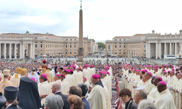 Podczas rozpoczęcia październikowej sesji synodu