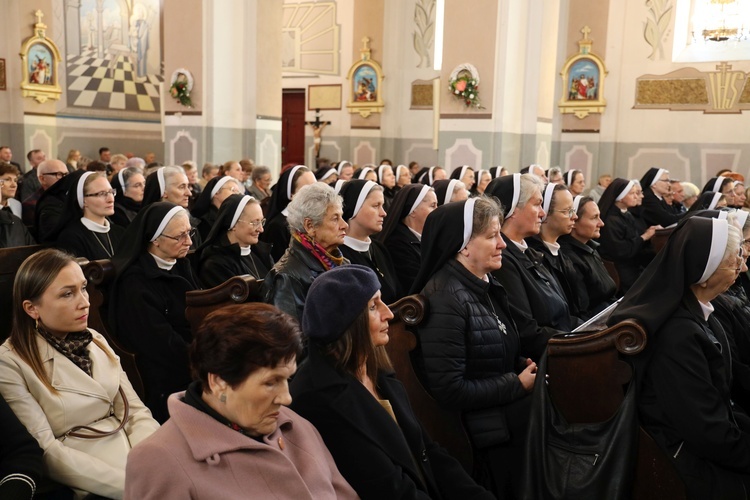 W obchodach jubileuszowych licznie uczestniczyły siostry ze Zgromadzenia Sióstr Zmartwychwstania Pańskiego z Prowincji Poznańskiej i Warszawskiej, na czele z matką generalną s. Dorotą Zygmunt CR.