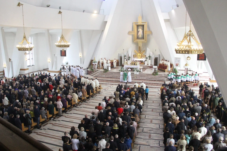 Dębica. Msza św. na rozpoczęcie Marszu dla Życia i Rodziny