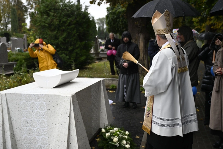 Pomnik i grobowiec dzieci utraconych w Darłowie