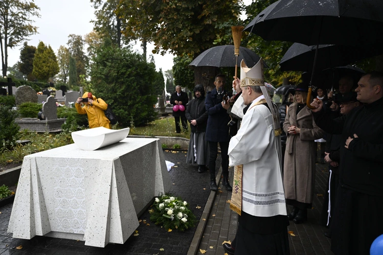 Pomnik i grobowiec dzieci utraconych w Darłowie