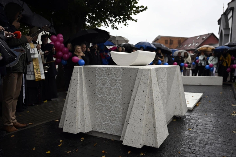 Pomnik i grobowiec dzieci utraconych w Darłowie