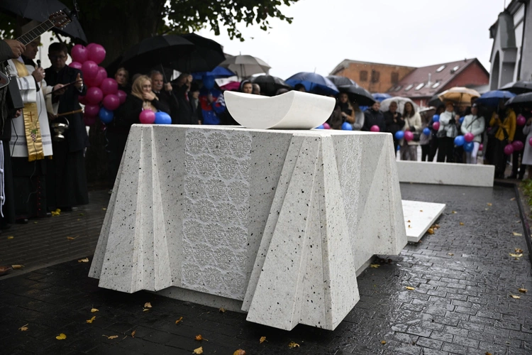 Pomnik i grobowiec dzieci utraconych w Darłowie