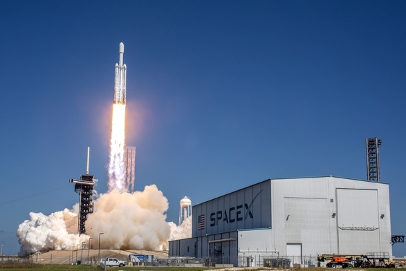 Start rakiety Falcon Heavy z Centrum Kosmicznego im. Kennedy'ego na Florydzie.