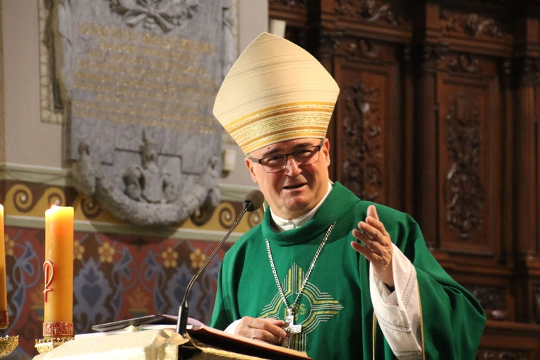W czasie Mszy św. bp Szymon Stułkowski zwrócił uwagę, że dla szukania prawdziwej mądrości trzeba przewartościować inne dobra i wartości, które ceni ten świat.