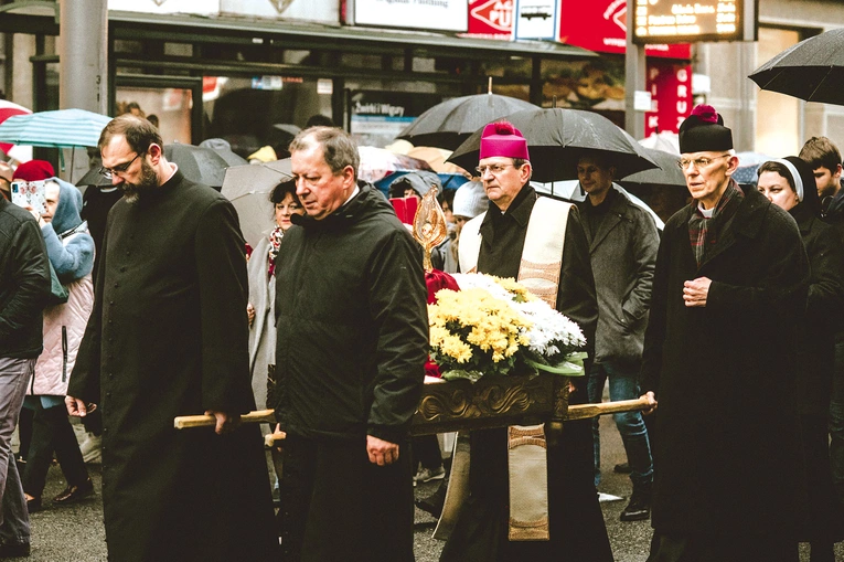 Relikwiarz nieśli m.in. przedstawiciele duchowieństwa.