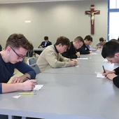 Zadania nie są łatwe, ale nagroda warta wysiłku – indeks na uczelnię wyższą.