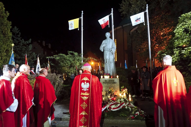 Uroczystości pod pomnikiem błogosławionego.