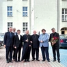 Po uroczystościach w szkole biskupi wraz z dyrektorem oraz katechetami ks. Szymonem Karnówką, Januszem Tumem i ks. pastorem Michałem Matuszkiem udali się do parafii św. Antoniego, patrona miasta, zawierzając mu swoje liceum i wszystkie rybnickie szkoły. 