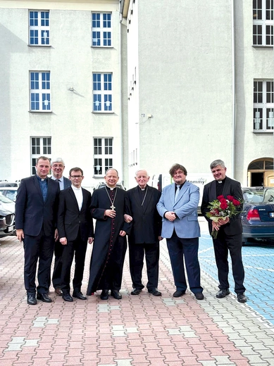Po uroczystościach w szkole biskupi wraz z dyrektorem oraz katechetami ks. Szymonem Karnówką, Januszem Tumem i ks. pastorem Michałem Matuszkiem udali się do parafii św. Antoniego, patrona miasta, zawierzając mu swoje liceum i wszystkie rybnickie szkoły. 