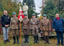 Pielgrzymi pod pomnikiem świętego. 