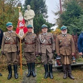 Pielgrzymi pod pomnikiem świętego. 