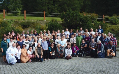 Uczestnicy z prowadzącymi ks. Romanem Berke i ks. Grzegorzem Strządałą.  