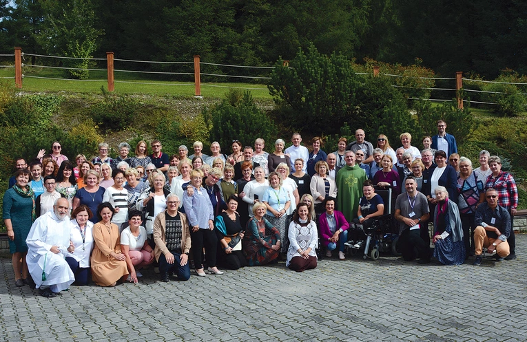 Uczestnicy z prowadzącymi ks. Romanem Berke i ks. Grzegorzem Strządałą.  