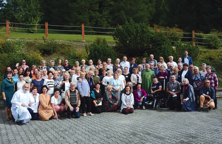 Uczestnicy z prowadzącymi ks. Romanem Berke i ks. Grzegorzem Strządałą.  