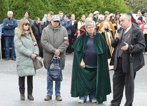 Prezes Jadwiga Klimonda (w środku) z gośćmi z Wadowic i Warszawy, którzy opowiedzieli o bohaterskich postaciach.