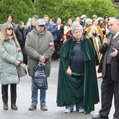 Prezes Jadwiga Klimonda (w środku) z gośćmi z Wadowic i Warszawy, którzy opowiedzieli o bohaterskich postaciach.