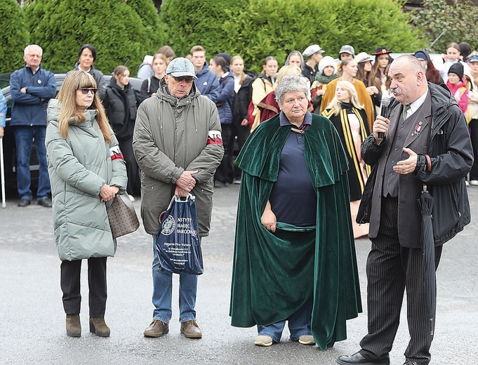 Prezes Jadwiga Klimonda (w środku) z gośćmi z Wadowic i Warszawy, którzy opowiedzieli o bohaterskich postaciach.