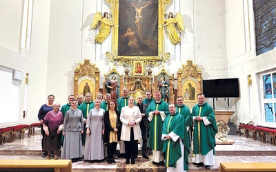 Pamiątkowe zdjęcie po modlitwie w dniu jubileuszu. 