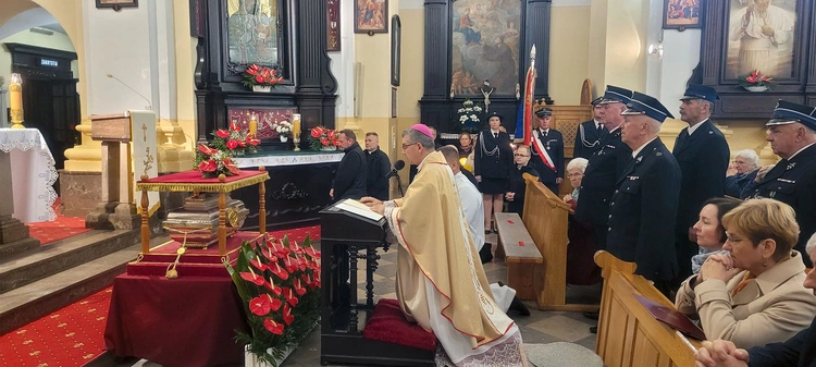 Biskup Osial pamiętał o wszystkich diecezjanach w modlitwie przy relikwiach błogosławionego patrona.