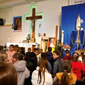 W rawskiej parafii Jezusa Chrystusa Króla Wszechświata w modlitwie uczestniczyli nie tylko dorośli, ale także liczna grupa dzieci.