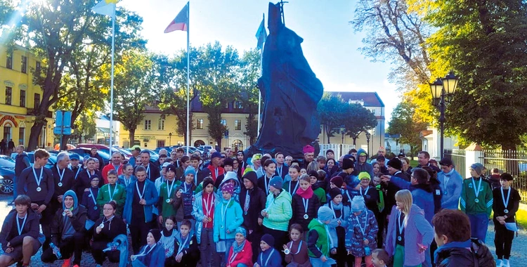 W Łowiczu, zgodnie z tradycją, po biegu wszyscy ustawili się do pamiątkowego zdjęcia.