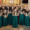Zespół pasjonatów muzyki – w nowych strojach i z nowymi śpiewnikami – w dniu występu. 