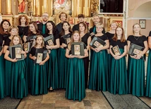 Zespół pasjonatów muzyki – w nowych strojach i z nowymi śpiewnikami – w dniu występu. 