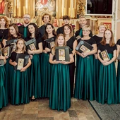 Zespół pasjonatów muzyki – w nowych strojach i z nowymi śpiewnikami – w dniu występu. 