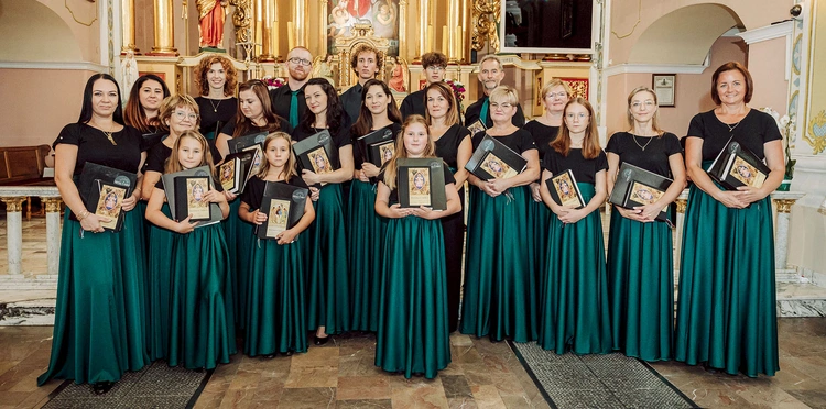 Zespół pasjonatów muzyki – w nowych strojach i z nowymi śpiewnikami – w dniu występu. 