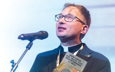 Ks. Damian Kwiatkowski w imieniu Domowego Kościoła odebrał statuetkę Amicus Matrimoniorum (Przyjaciel Małżeństw).