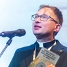 Ks. Damian Kwiatkowski w imieniu Domowego Kościoła odebrał statuetkę Amicus Matrimoniorum (Przyjaciel Małżeństw).
