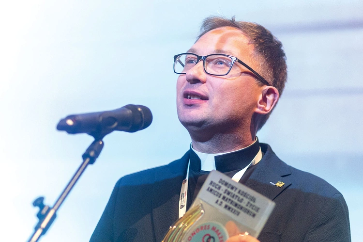 Ks. Damian Kwiatkowski w imieniu Domowego Kościoła odebrał statuetkę Amicus Matrimoniorum (Przyjaciel Małżeństw).