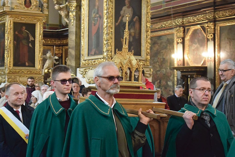 	Relikwie błogosławionego umieszczone są w gotyckim relikwiarzu w kształcie katedry.