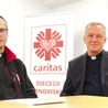 Dotychczasową pomoc podsumowali ks. Zbigniew Pietruszka (z prawej) i ks. Krzysztof Majerczak.