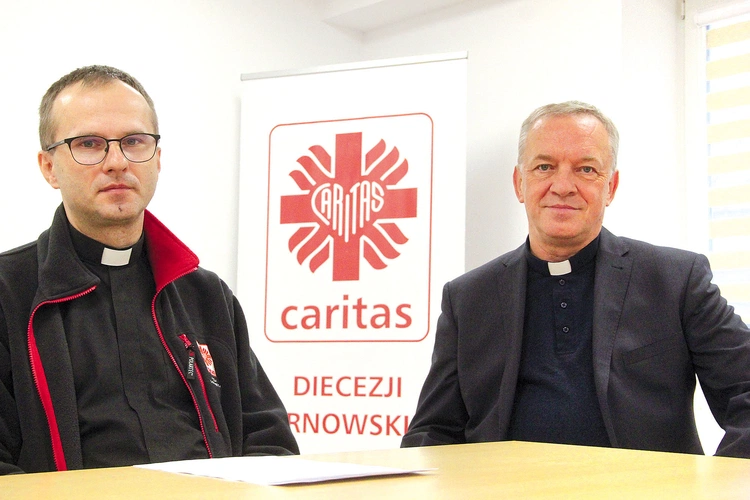 Dotychczasową pomoc podsumowali ks. Zbigniew Pietruszka (z prawej) i ks. Krzysztof Majerczak.