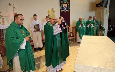 	Relikwie męczennika zostały złożone w nowym ołtarzu. 