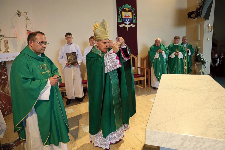 	Relikwie męczennika zostały złożone w nowym ołtarzu. 