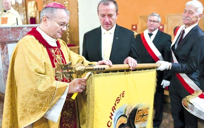 	Na zakończenie Mszy Świętej przybito pamiątkowe gwoździe  na sztandarze stowarzyszenia.