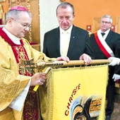 	Na zakończenie Mszy Świętej przybito pamiątkowe gwoździe  na sztandarze stowarzyszenia.