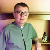 	Ks. Jacek Golombek pochodzi z Gdyni. Obecnie jest proboszczem w Kwielicach. Wcześniej był na misjach w Brazylii.