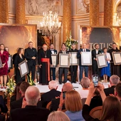 	Nagrody wręczane są tym, którzy przyczyniają się  do budowania cywilizacji miłości.