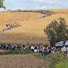 	Sznur pielgrzymów robi wrażenie. To widok, który wielu podnosi na duchu.