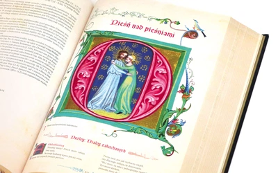 	To opowieść pełna gwałtownych uczuć i zachwytu, prowadząca do ogrodów, winnic,  przez trud poszukiwań i radość spotkania.  Na zdjęciu karta z Biblii Jubileuszowej Edycji  św. Pawła.