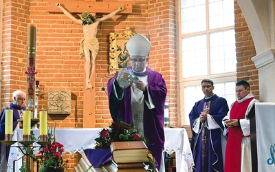 Bp Krzysztof Zadarko okadza trumnę.