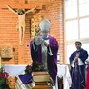 Bp Krzysztof Zadarko okadza trumnę.