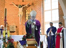 Bp Krzysztof Zadarko okadza trumnę.