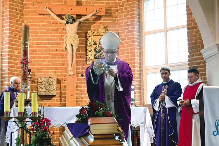 Bp Krzysztof Zadarko okadza trumnę.