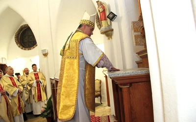 Biskup Zieliński namaścił ołtarz olejem świętym.
