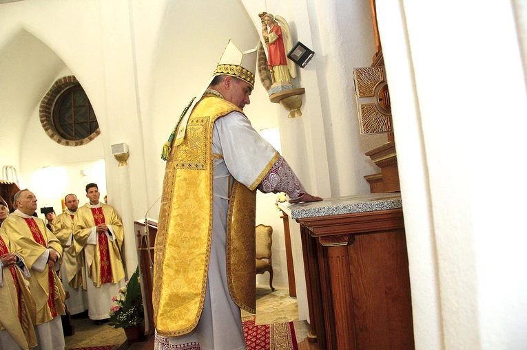 Biskup Zieliński namaścił ołtarz olejem świętym.